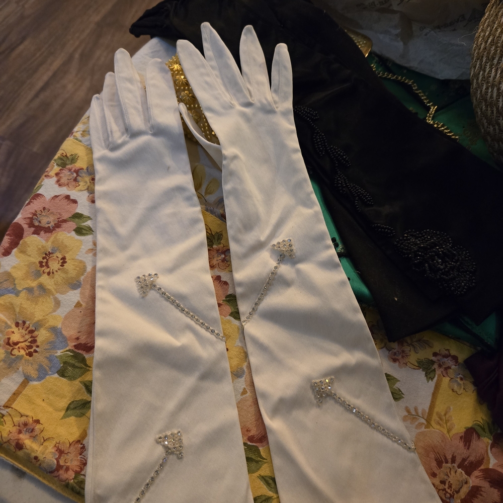 Elegant White Beaded Gloves